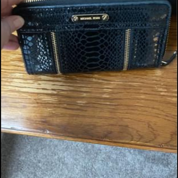 Authentic Michael Kors pockets book and large matching wallet - Picture 3 of 6